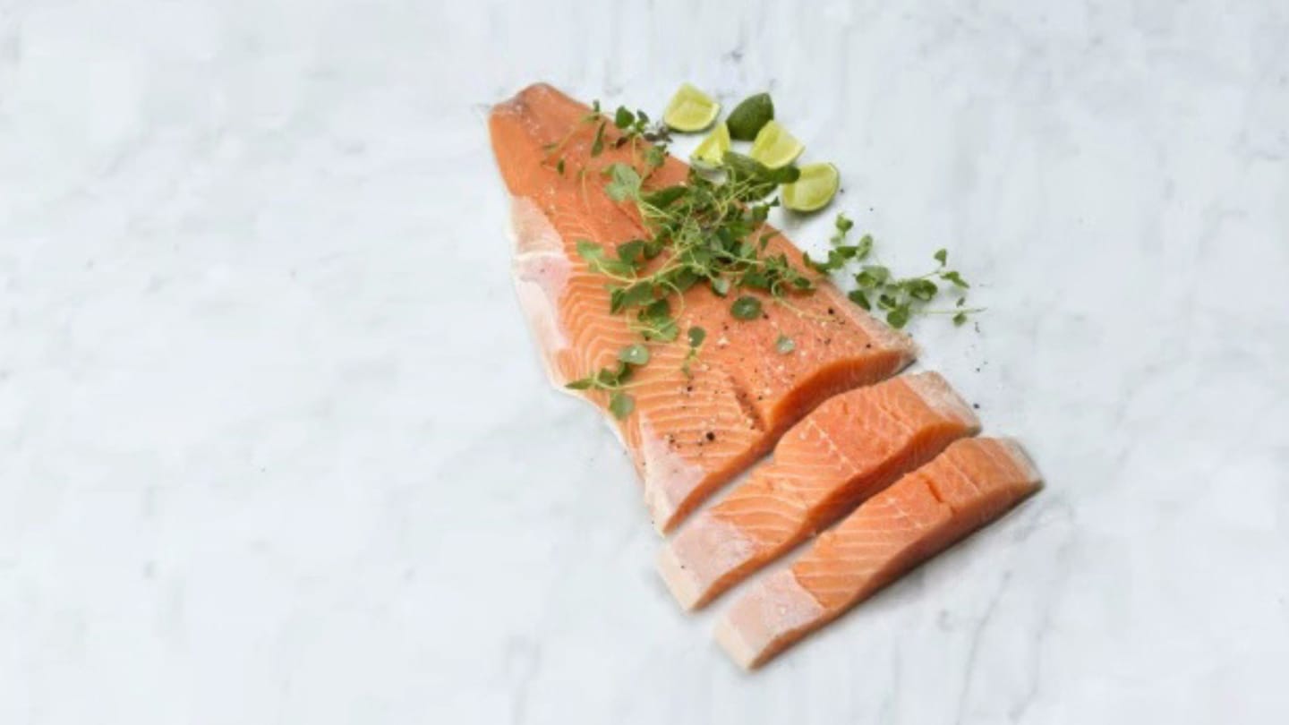 Laxfilé med skinn c-trimmad - fryst